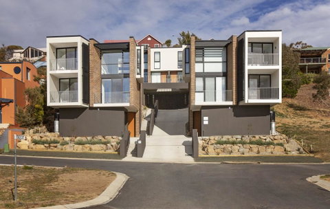 Chilam 'B' - Sophisticated Style With Views To The Lake & Mountains - Tweed Heads Accommodation 0