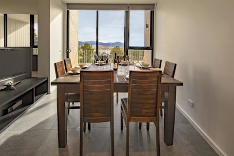 Chilam 'B' - Sophisticated Style With Views To The Lake & Mountains - Tweed Heads Accommodation 1