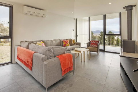 Chilam 'B' - Sophisticated Style With Views To The Lake & Mountains - Tweed Heads Accommodation 2