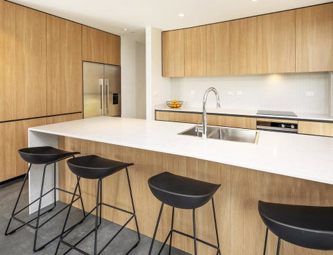 Chilam 'B' - Sophisticated Style With Views To The Lake & Mountains - Tweed Heads Accommodation 3