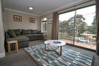 Cobb  Co 3/39 Cobbon Crescent