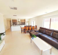 Comfortable 5BR House 6mins to Werribee Station.Great Ocean Road tourist stopover - Tweed Heads Accommodation