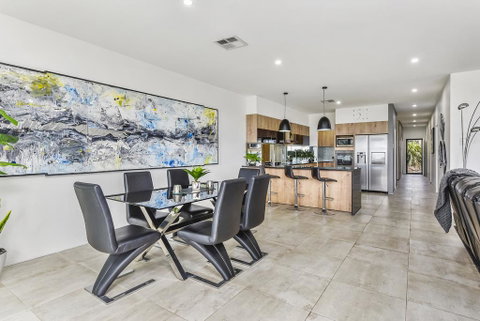 CONROE EXECUTIVE TOWNHOUSE - MODERN & STYLISH - Tweed Heads Accommodation 2