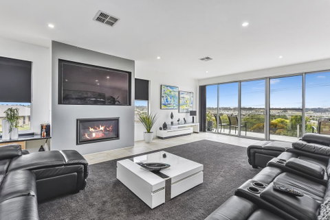 CONROE EXECUTIVE TOWNHOUSE - MODERN & STYLISH - Tweed Heads Accommodation 0