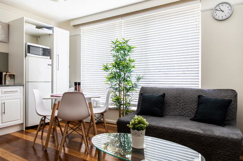 Contemporary Light Filled Boutique 2B Chapel St Apt + Parking - Tweed Heads Accommodation 0