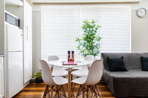 Contemporary Light Filled Boutique 2B Chapel St Apt + Parking - Tweed Heads Accommodation 1