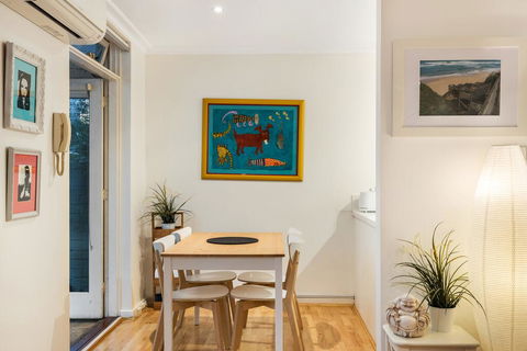 Cosy Modern Apartment With Leafy Courtyard - Tweed Heads Accommodation 2