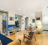 Cosy Modern Apartment With Leafy Courtyard - Tweed Heads Accommodation