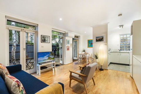 Cosy Modern Apartment With Leafy Courtyard - Tweed Heads Accommodation 0