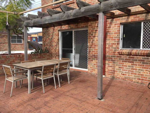 Cozy 3BR Townhouse In Liverpool CBD With Parking - Tweed Heads Accommodation 1