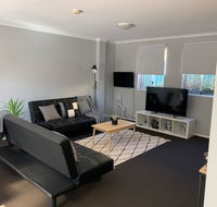 Cozy 3BR Townhouse in Liverpool CBD with parking - Tweed Heads Accommodation
