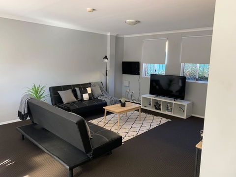 Cozy 3BR Townhouse In Liverpool CBD With Parking - Tweed Heads Accommodation 0