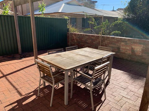 Cozy 3BR Townhouse In Liverpool CBD With Parking - Tweed Heads Accommodation 2