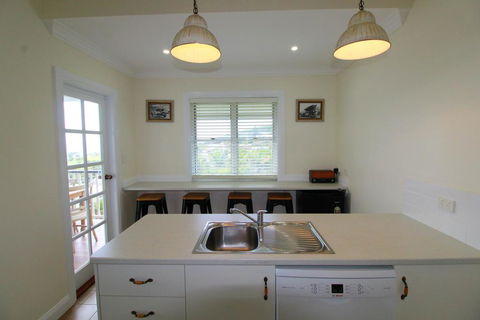 Crescent Haven, 2A View Street, - Tweed Heads Accommodation 2