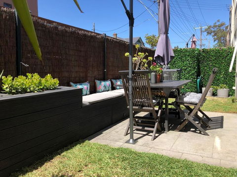 Delightful Ground Floor Apartment With Private Courtyard Few Minutes To St Kilda Beach - Tweed Heads Accommodation 2