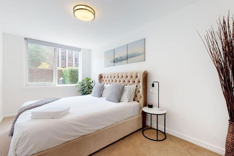 Delightful Ground Floor Apartment With Private Courtyard Few Minutes To St Kilda Beach - Tweed Heads Accommodation 3