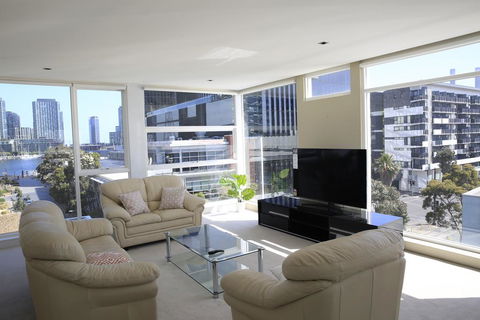 Docklands Luxury Penthouse Right Above The District Docklands - Tweed Heads Accommodation 2