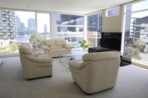 Docklands Luxury Penthouse Right Above The District Docklands - Tweed Heads Accommodation 3