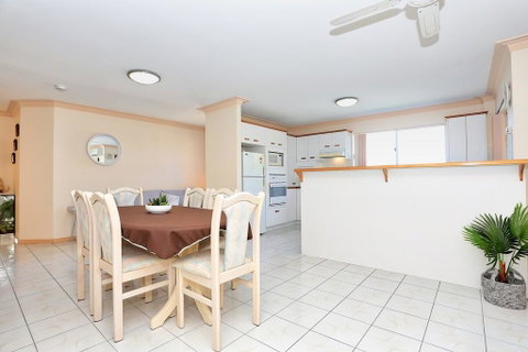 Enjoy Sunsets And Waterviews From Your Private Balcony - Tweed Heads Accommodation 2