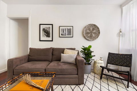 Enjoy Walking To The Beach From Bright Apartment - Tweed Heads Accommodation 1