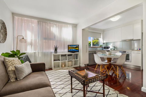 Enjoy Walking To The Beach From Bright Apartment - Tweed Heads Accommodation 0