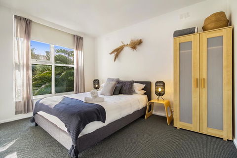 Enjoy Walking To The Beach From Bright Apartment - Tweed Heads Accommodation 3