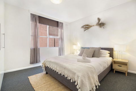 Enjoy Walking To The Beach From Bright Apartment - Tweed Heads Accommodation 2