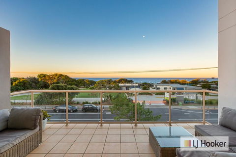 EXCLUSIVE OCEAN VIEW PENTHOUSE ON MARINE PARADE - Tweed Heads Accommodation 3