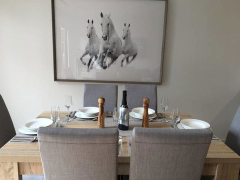 Executive Mansion, Spring Racing, Melbourne Cup - Tweed Heads Accommodation 1