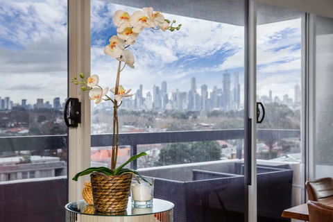 Exquisite 2 Bed Apartment With Beach & City Views - Tweed Heads Accommodation 2