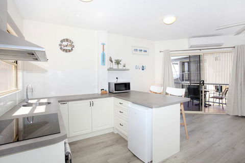 FABULOUS BEACHFRONT POSITION - Tweed Heads Accommodation 3