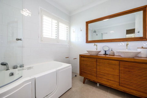 Fabulously Presented Family Retreat On Bribie Island - Tweed Heads Accommodation 3