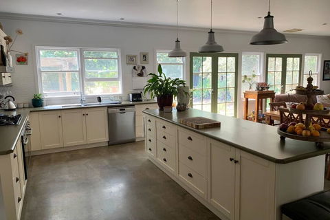 Farm House At The Gateway To The King Valley - Tweed Heads Accommodation 3