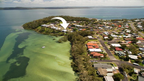 Hamptons Coastline Retreat- Waterfront With A Heated Pool - Tweed Heads Accommodation 2