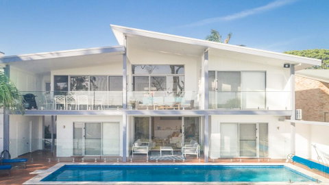 Hamptons Coastline Retreat- Waterfront With A Heated Pool - Tweed Heads Accommodation 3