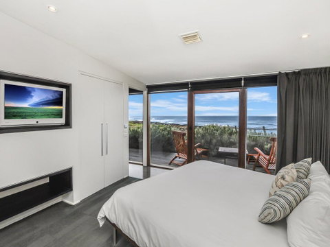 HEARN'S BEACHSIDE VILLA 1 - Tweed Heads Accommodation 3