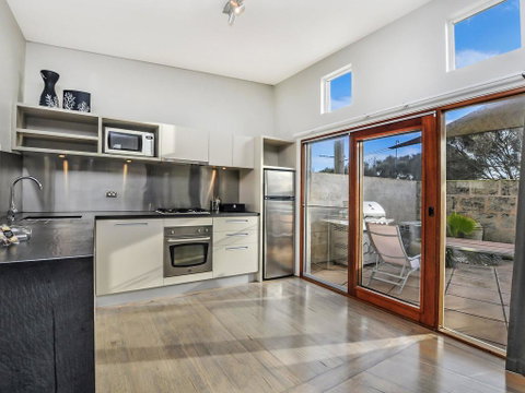 HEARN'S BEACHSIDE VILLA 1 - Tweed Heads Accommodation 2