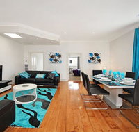 Hidden Gem in Cafe Strip Chadstone  King Bed - Tweed Heads Accommodation