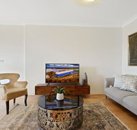 HomeHotel-Ultra Convenient Luxury Apartment close to Train Shops CBD