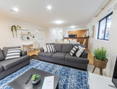 ISOLATION READY!! Super Size Me!! Top Location. Isolation Ready. Sanitised. Free CAT Bus, Pool, Gym And Everything At Your Finge - Tweed Heads Accommodation 1
