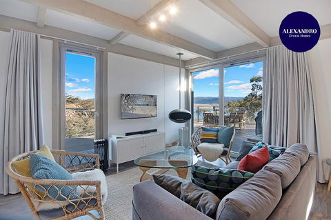 JINDY HOUSE BRAND NEW And STYLISH AMAZING VIEWS - Tweed Heads Accommodation 0