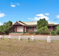 King Retreat Estate - you can honestly walk to Bimbadgen and Hope Estate concerts - Tweed Heads Accommodation