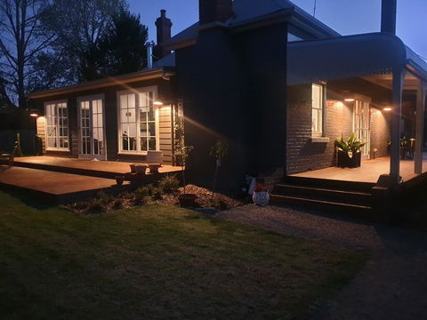 Kings Cottage Uralla - Tweed Heads Accommodation 2