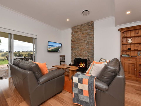 Kinloch Cottage Renovated To New On Daisy Hill Vineyard - Tweed Heads Accommodation 3