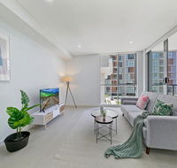 KOZYGURU MASCOT WALK TO STATION MODERN DESIGNER 2 BED APT FREE PARKING NMA260-312 - Tweed Heads Accommodation