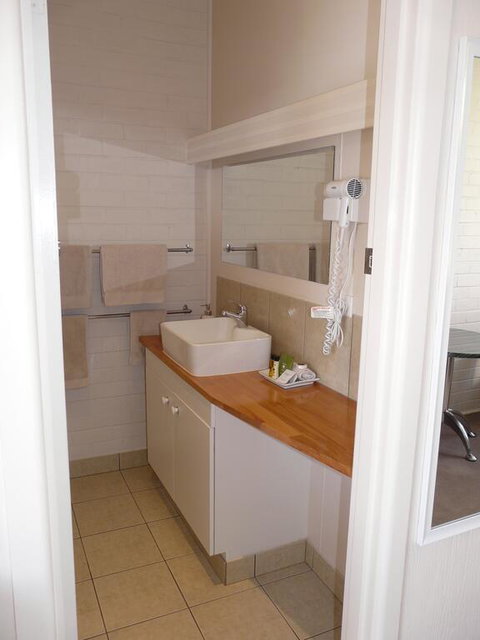 Lake Bolac Motel - Tweed Heads Accommodation 2