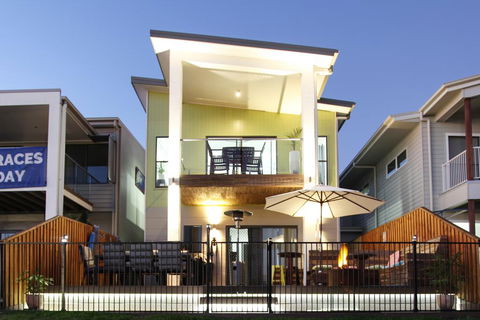 Lakeside Deck House - Tweed Heads Accommodation 3