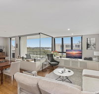 Light filled apartment with sweeping harbour views - Tweed Heads Accommodation