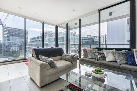 LIGHT, AIRY, SPACIOUS QUEENS ROAD APARTMENT - Tweed Heads Accommodation 0