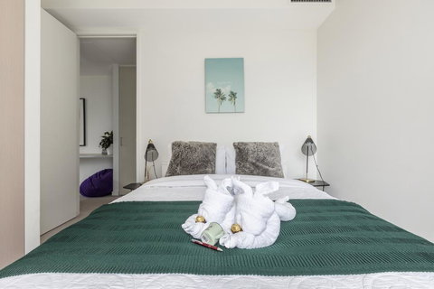 LIGHT, AIRY, SPACIOUS QUEENS ROAD APARTMENT - Tweed Heads Accommodation 3